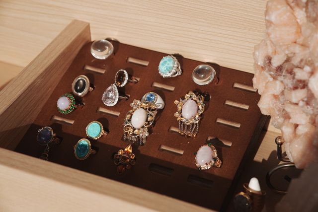 Astrologer for Gemstone in Delhi NCR & Worldwide: Get the Right Gemstone According to Your Kundli